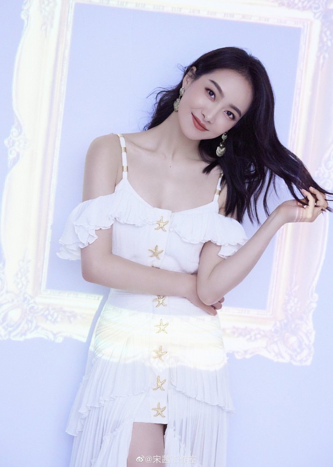 Tống Thiến lộ nhược điểm body v&igrave; v&aacute;y phản chủ, netizen x&ocirc;n xao: Đầm g&igrave; m&agrave; như b&ocirc;ng tắm thế kia? - Ảnh 11.
