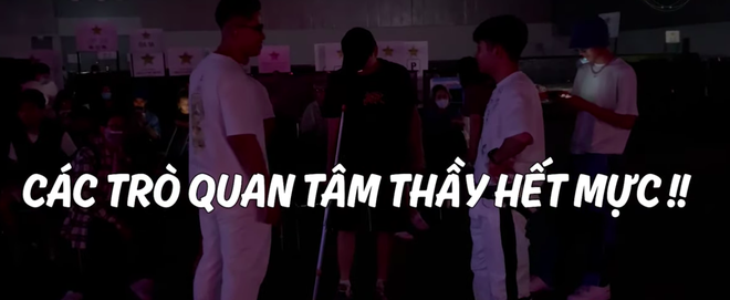 Binz, Suboi thay nhau ôm chầm Karik: Thương bạn chống nạng duyệt Rap Việt Concert mặc chấn thương - Ảnh 1.