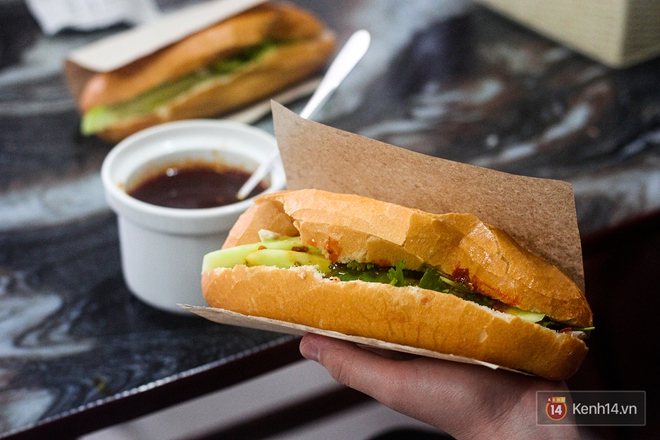 Hàng bánh mì kiêu chảnh nhất Hà Nội nhưng khách xếp hàng nườm nượp: Có gì mà hot quá vậy? - Ảnh 4.