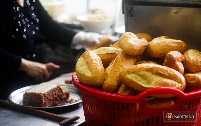 Hàng bánh mì kiêu chảnh nhất Hà Nội nhưng khách xếp hàng nườm nượp: Có gì mà hot quá vậy? - Ảnh 8.