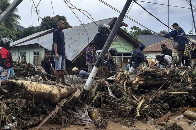 Bão Seroja đổ bộ vào Indonesia khiến 174 người thiệt mạng - Ảnh 1.