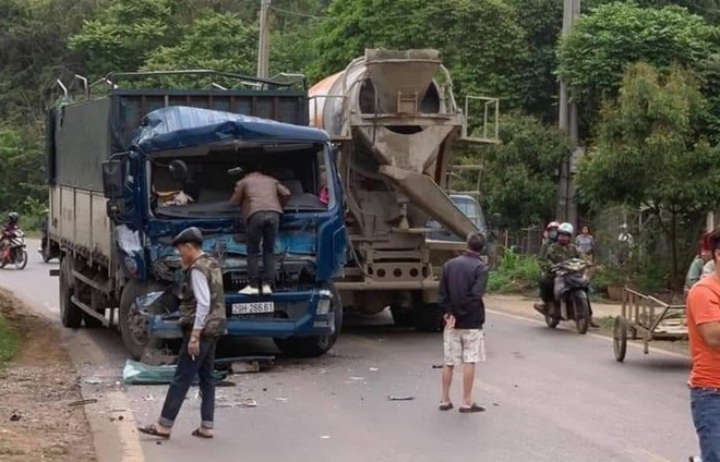 Thoát chết khó tin sau vụ tai nạn liên hoàn trên Quốc lộ 6 - Ảnh 1.