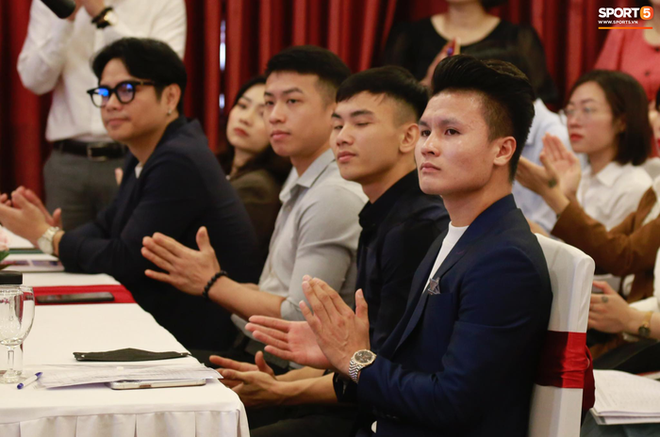 Quang Hải bảnh bao dự lễ khai giảng tại Đại học Quốc gia Hà Nội, sắp thành cử nhân ngành Quản trị Kinh doanh - Ảnh 1.