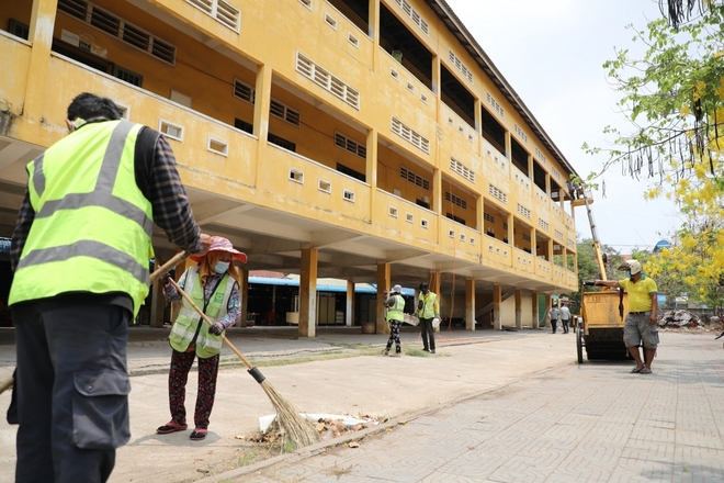 Số ca Covid-19 tăng nhanh, các bệnh viện Campuchia quá tải - Ảnh 2.