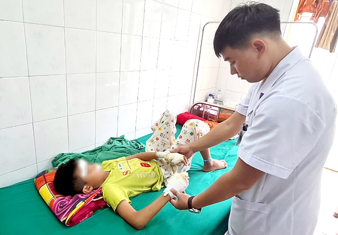 Nghệ An: Pin phát nổ, bé 13 tuổi dập nát 2 bàn tay - Ảnh 1. Nghệ An: Pin phát nổ, bé 13 tuổi dập nát 2 bàn tay - Ảnh 1.