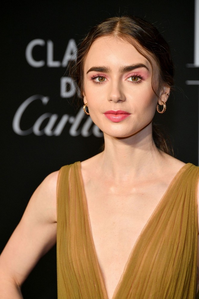 Loạt ảnh bạch tuyết Lily Collins đi sự kiện đang khiến dân tình điên đảo: Xinh rụng rời, bảo sao được gọi là nữ thần thảm đỏ - Ảnh 3.