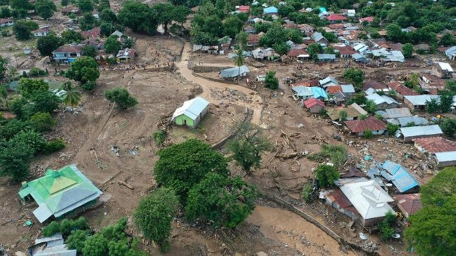 Số người chết do lũ lụt và sạt lở đất ở Indonesia tiếp tục tăng - Ảnh 1.