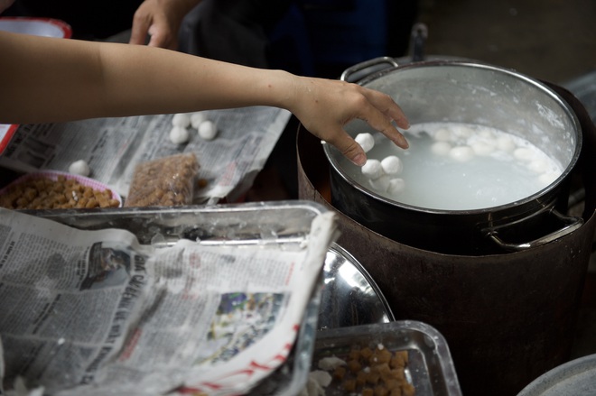 Hà Nội lại bước vào một mùa Tết Hàn thực vui như trảy hội: Ở đâu có bánh trôi, bánh chay là ở đó tưng bừng! - Ảnh 9.