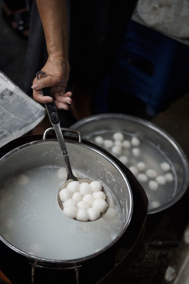 Hà Nội lại bước vào một mùa Tết Hàn thực vui như trảy hội: Ở đâu có bánh trôi, bánh chay là ở đó tưng bừng! - Ảnh 9.