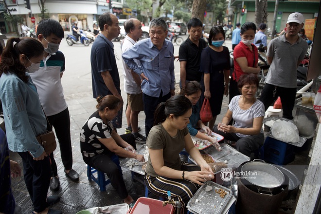 Hà Nội lại bước vào một mùa Tết Hàn thực vui như trảy hội: Ở đâu có bánh trôi, bánh chay là ở đó tưng bừng! - Ảnh 2.
