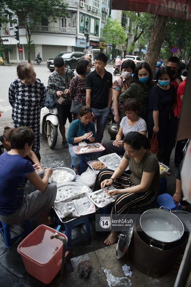 Hà Nội lại bước vào một mùa Tết Hàn thực vui như trảy hội: Ở đâu có bánh trôi, bánh chay là ở đó tưng bừng! - Ảnh 3.