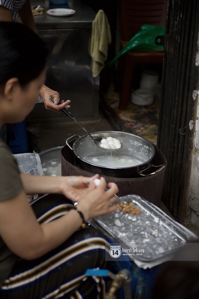 Hà Nội lại bước vào một mùa Tết Hàn thực vui như trảy hội: Ở đâu có bánh trôi, bánh chay là ở đó tưng bừng! - Ảnh 3.