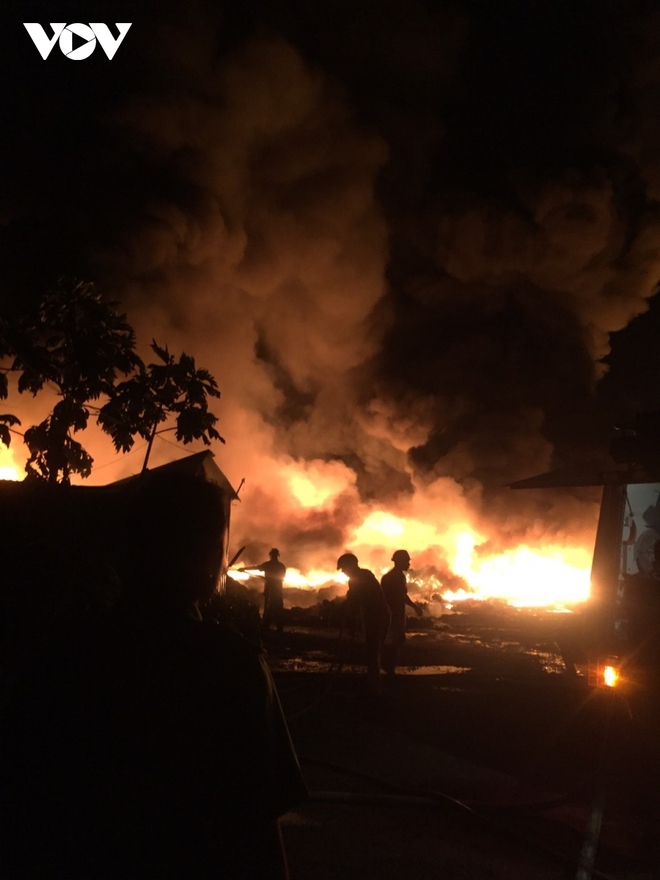 Cháy bãi phế liệu khủng gây náo loạn khu dân cư ở Tiền Giang - Ảnh 2.