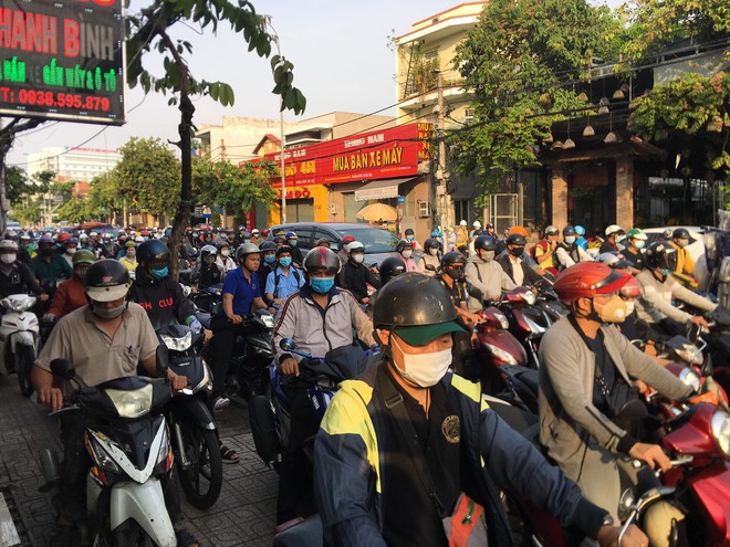 TP.HCM: Nữ sinh viên bị xe container cuốn vào gầm, thoát chết thần kỳ nhờ người dân hô hoán - Ảnh 3.