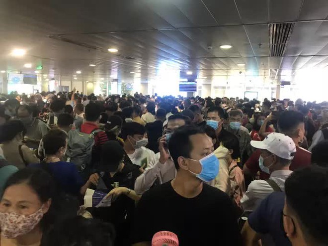 H&agrave;ng ng&agrave;n kh&aacute;ch xếp h&agrave;ng d&agrave;i chờ soi chiếu ở s&acirc;n bay T&acirc;n Sơn Nhất s&aacute;ng sớm 15/4 - Ảnh 3.