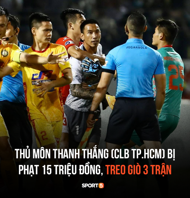 Thủ môn CLB TP.HCM được giải oan vụ húc đầu trúng mồm trọng tài nhưng vẫn bị treo giò 3 trận - Ảnh 1.