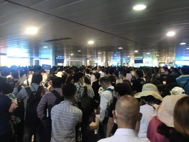 Hàng ngàn khách xếp hàng dài chờ soi chiếu ở sân bay Tân Sơn Nhất sáng sớm 15/4 - Ảnh 4.