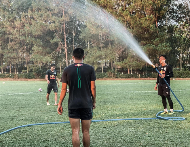 Văn Toàn cơ cực trong lễ hội té nước độc đáo ở Gia Lai - Ảnh 4.