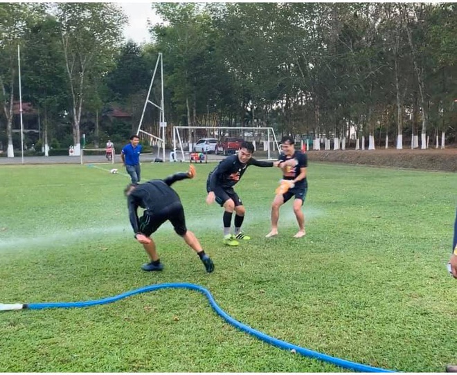 Văn Toàn cơ cực trong lễ hội té nước độc đáo ở Gia Lai - Ảnh 6.