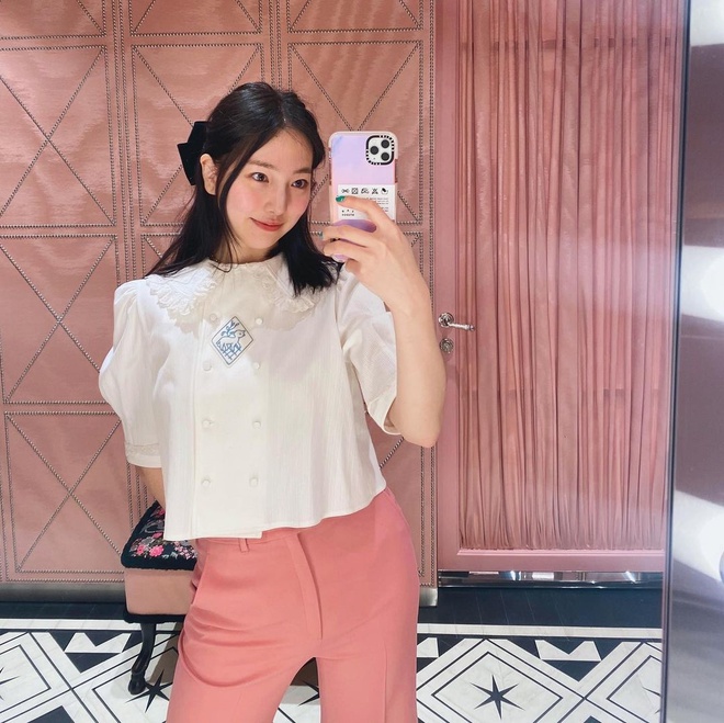 Check nhanh 9 cách diện áo blouse đẹp mê từ sao Hàn, đang bí ý tưởng lên đồ quẩy cuối tuần thì xem ngay! - Ảnh 9.