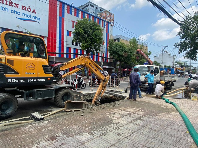 Lại xuất hiện "hố tử thần" khổng lồ trên đường Sài Gòn sau cơn mưa - Ảnh 2.
