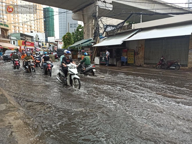 Người Sài Gòn lại quay cuồng trong cảnh kẹt xe, lội nước vì đường ngập vào buổi sáng - Ảnh 6. Người Sài Gòn lại quay cuồng trong cảnh kẹt xe, lội nước vì đường ngập vào buổi sáng - Ảnh 6.