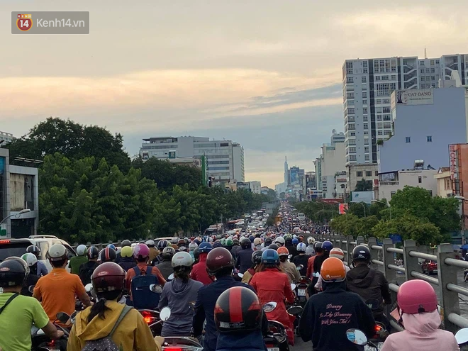 Người Sài Gòn lại quay cuồng trong cảnh kẹt xe, lội nước vì đường ngập vào buổi sáng - Ảnh 5. Người Sài Gòn lại quay cuồng trong cảnh kẹt xe, lội nước vì đường ngập vào buổi sáng - Ảnh 5.