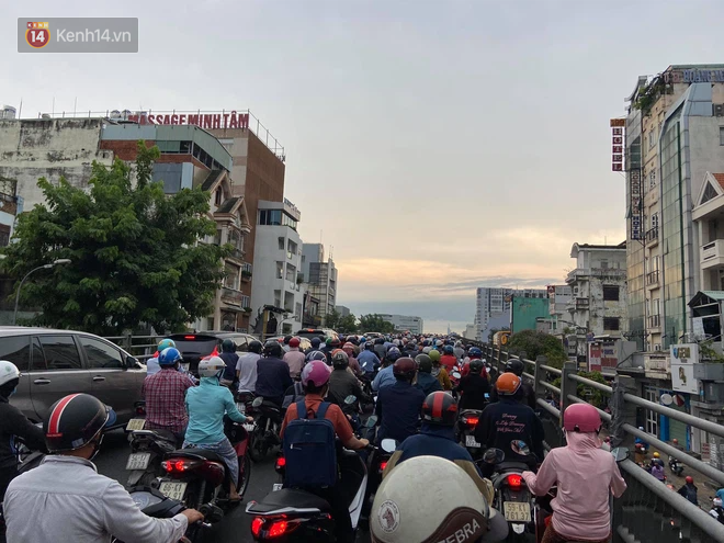 Người Sài Gòn lại quay cuồng trong cảnh kẹt xe, lội nước vì đường ngập vào buổi sáng - Ảnh 4. Người Sài Gòn lại quay cuồng trong cảnh kẹt xe, lội nước vì đường ngập vào buổi sáng - Ảnh 4.