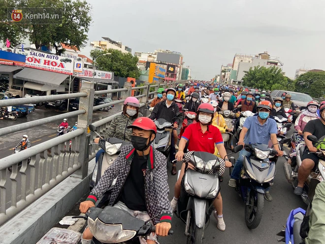 Người Sài Gòn lại quay cuồng trong cảnh kẹt xe, lội nước vì đường ngập vào buổi sáng - Ảnh 3. Người Sài Gòn lại quay cuồng trong cảnh kẹt xe, lội nước vì đường ngập vào buổi sáng - Ảnh 3.