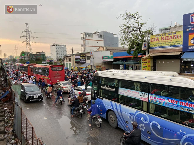 Người Sài Gòn lại quay cuồng trong cảnh kẹt xe, lội nước vì đường ngập vào buổi sáng - Ảnh 2. Người Sài Gòn lại quay cuồng trong cảnh kẹt xe, lội nước vì đường ngập vào buổi sáng - Ảnh 2.