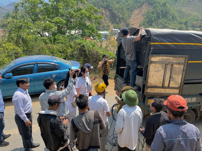 Hoa hậu Kỳ Duyên dùng 100 triệu chiến thắng Sao Nhập Ngũ cùng siêu mẫu Minh Triệu giúp đỡ bà con sau lũ - Ảnh 1.