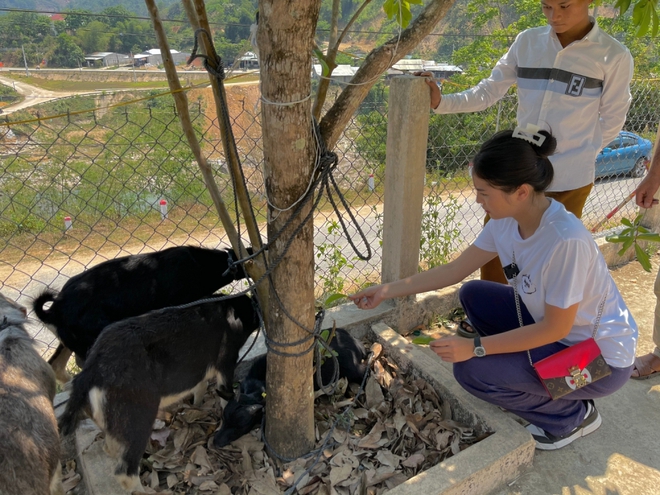 Hoa hậu Kỳ Duyên dùng 100 triệu chiến thắng Sao Nhập Ngũ cùng siêu mẫu Minh Triệu giúp đỡ bà con sau lũ - Ảnh 3.