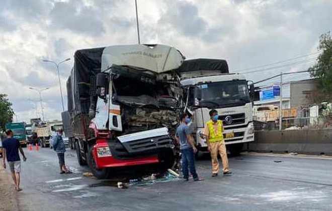 Tài xế xe tải chết kẹt sau tai nạn với xe container - Ảnh 1.