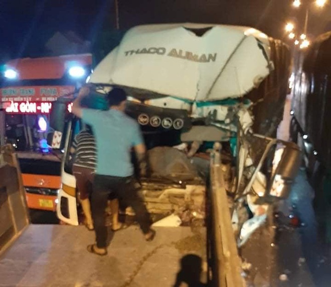 Tài xế xe tải chết kẹt sau tai nạn với xe container - Ảnh 2.