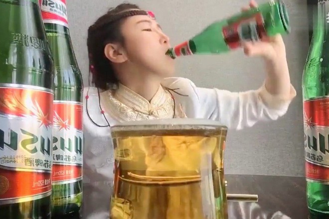 Trào lưu đáng sợ của giới streamer Trung Quốc: Tu rượu theo chai, uống đến ói mửa trên sóng - kiếm tiền bất chấp vậy liệu có đáng? - Ảnh 1.