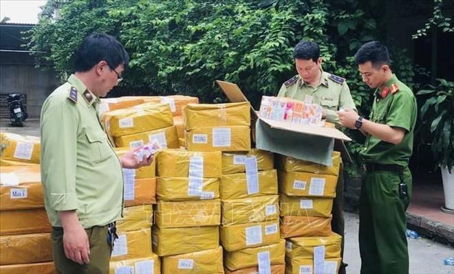 Ph&aacute;t hiện gần 14.000 lọ tinh dầu thuốc l&aacute; điện tử nhập khẩu kh&ocirc;ng r&otilde; nguồn gốc - Ảnh 2.