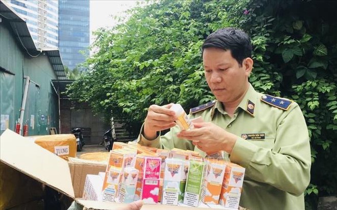 Ph&aacute;t hiện gần 14.000 lọ tinh dầu thuốc l&aacute; điện tử nhập khẩu kh&ocirc;ng r&otilde; nguồn gốc - Ảnh 3.