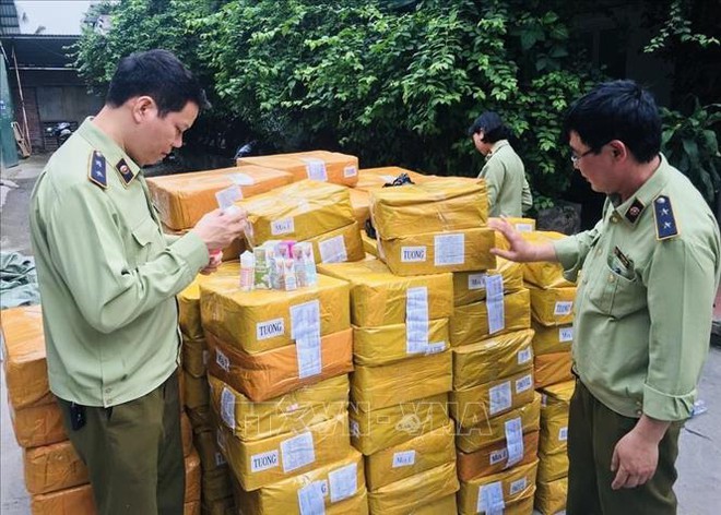 Ph&aacute;t hiện gần 14.000 lọ tinh dầu thuốc l&aacute; điện tử nhập khẩu kh&ocirc;ng r&otilde; nguồn gốc - Ảnh 6.