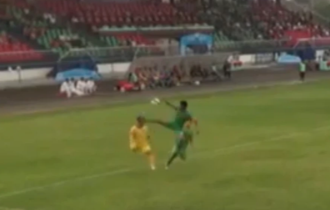 Đội trưởng Bình Phước sút thẳng mặt cầu thủ Đắk Lắk, nhưng quyết định của trọng tài mới gây bất ngờ - Ảnh 1.
