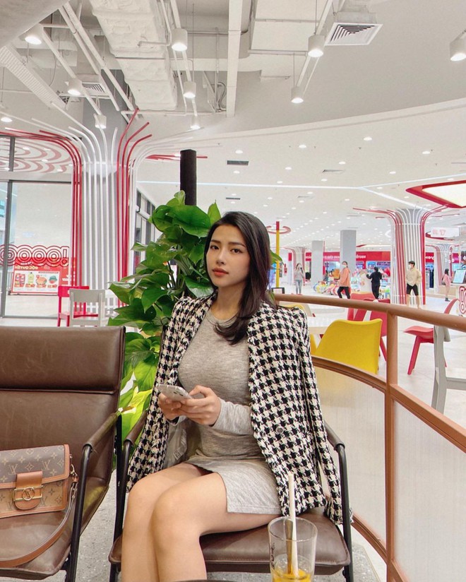 Vợ của Phan Mạnh Quỳnh: Style chẳng khác gì tiểu thư thứ thiệt, sở hữu cả BST túi hàng hiệu cả trăm triệu đồng - Ảnh 7.