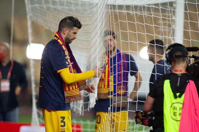 Vô địch Cúp Nhà vua Tây Ban Nha, bạn trai Shakira cắt trụi mành lưới mang về làm kỷ niệm, phun sâm-panh vào những chiếc máy quay tiền tỉ khiến phóng viên bỏ chạy tán loạn - Ảnh 4.
