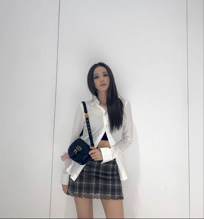 Cùng là 1 mẫu blouse/sơ mi nhưng hội BLACKPINK có cả tỷ kiểu mix, muốn ngây thơ hay sexy ỡm ờ đều ok hết - Ảnh 4.