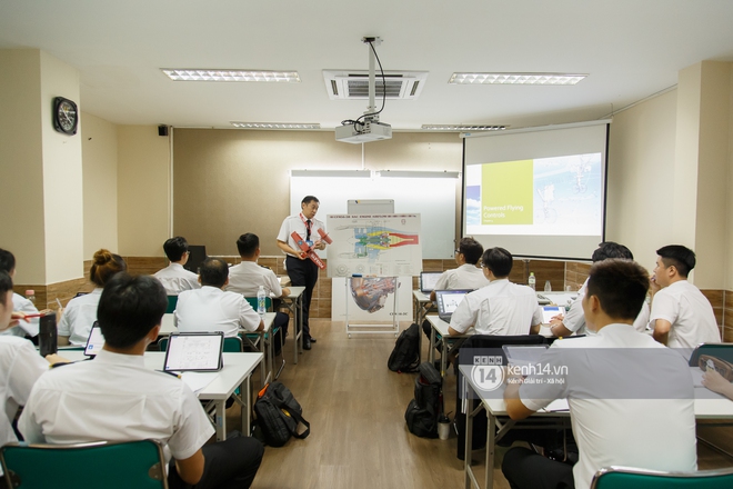 Khám phá trường dạy phi công học phí 1,8 tỷ: Toàn trai xinh gái đẹp, học và thi gấp 3 lần ngành khác nhưng lương bằng 14 lần nhân viên văn phòng - Ảnh 3.