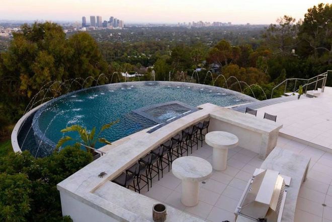 Gia tài Nathan Lee - Ngọc Trinh: Bên có từ villa Beverly Hills 12.000m2 đến bạch dinh 600 tỷ, bên yêu nữ đồ hiệu nức tiếng Vbiz - Ảnh 9.
