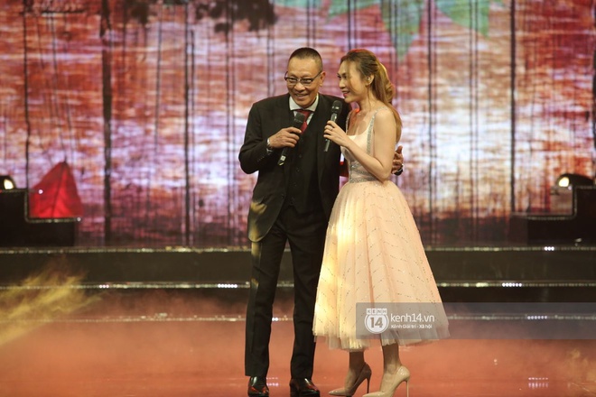 Mỹ T&acirc;m tay bắt mặt mừng H&ograve;a Minzy trong hậu trường, c&ograve;n h&iacute; hửng để lộ chuyện h&aacute;t sai lời - Ảnh 10.