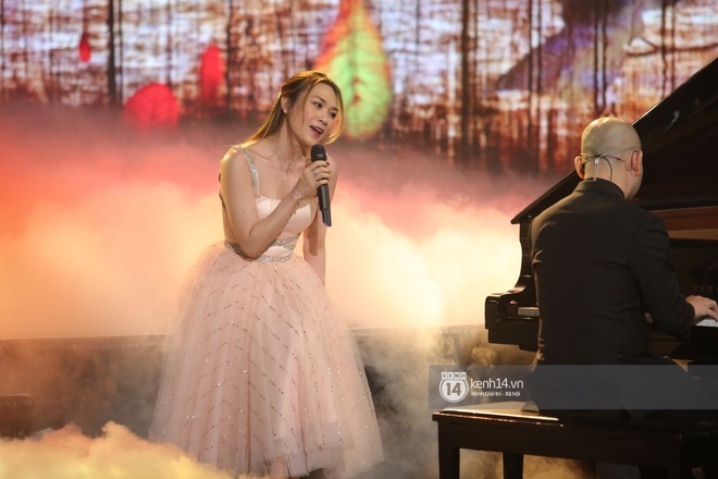 Mỹ T&acirc;m tay bắt mặt mừng H&ograve;a Minzy trong hậu trường, c&ograve;n h&iacute; hửng để lộ chuyện h&aacute;t sai lời - Ảnh 9.