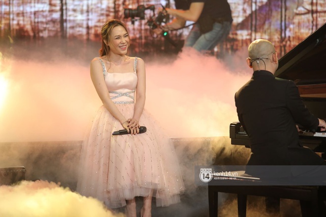 Mỹ T&acirc;m tay bắt mặt mừng H&ograve;a Minzy trong hậu trường, c&ograve;n h&iacute; hửng để lộ chuyện h&aacute;t sai lời - Ảnh 8.