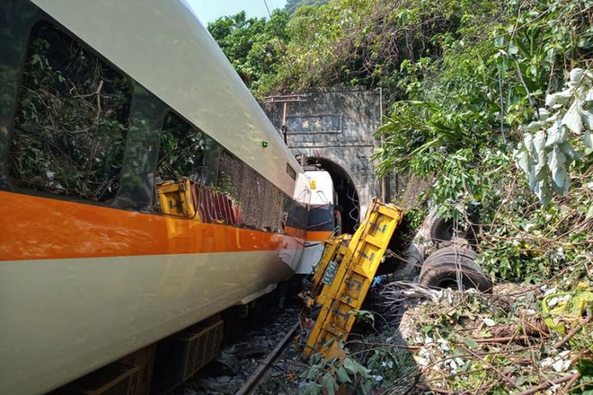 Đài Loan: Tàu trật đường ray trong đường hầm, hàng chục người thương vong - Ảnh 2.