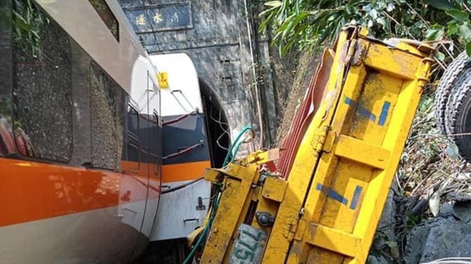 Ít nhất 36 người chết trong vụ tàu hỏa trật ray ở Đài Loan (Trung Quốc) - Ảnh 1.