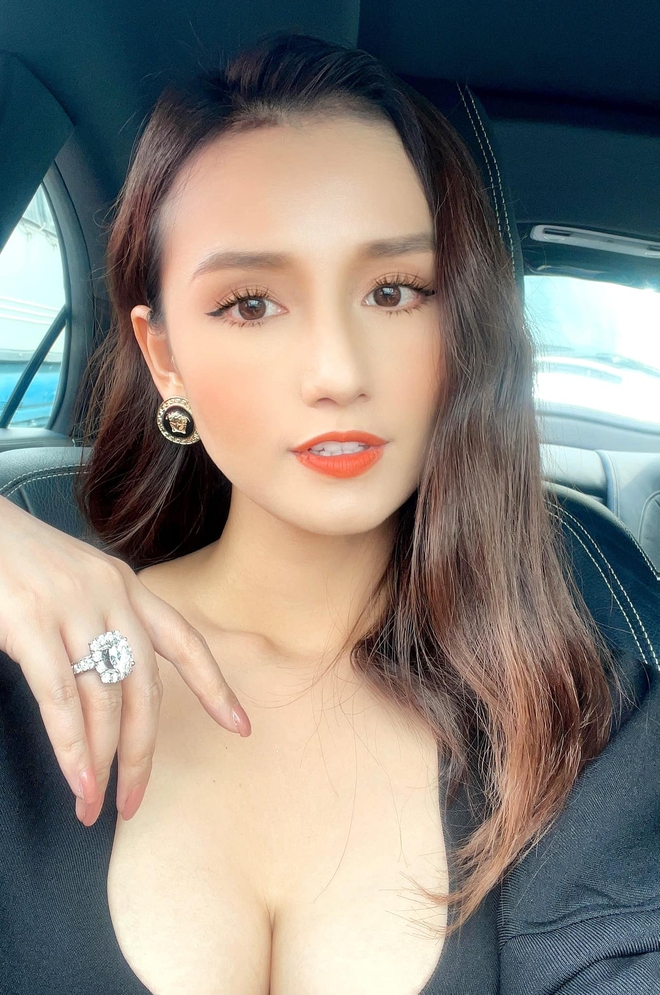 Lã Thanh Huyền chụp ảnh selfie nhưng không ai tập trung nổi vào gương mặt khi vòng 1 như muốn tràn ra khỏi khung hình - Ảnh 1.